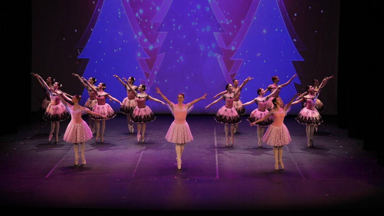 Sahnedeki zarafet, ışık, müzik, büyülü bir an