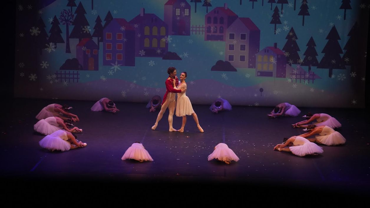 Bale sahnesinde genç yetenek, ışık ve müzik büyüsü