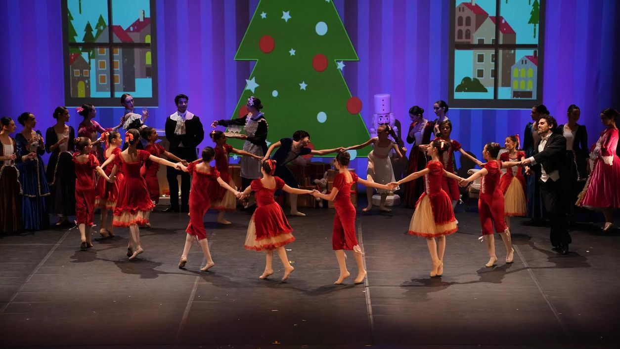 Sahnedeki zarafet, ışık, müzik, dansın büyüsü