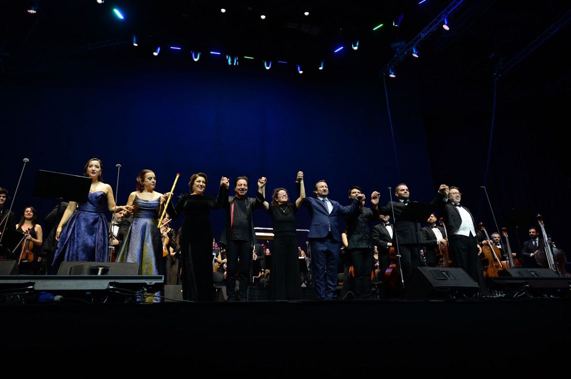 Piyano, ışık, duygu, coşku, büyüleyici anlar