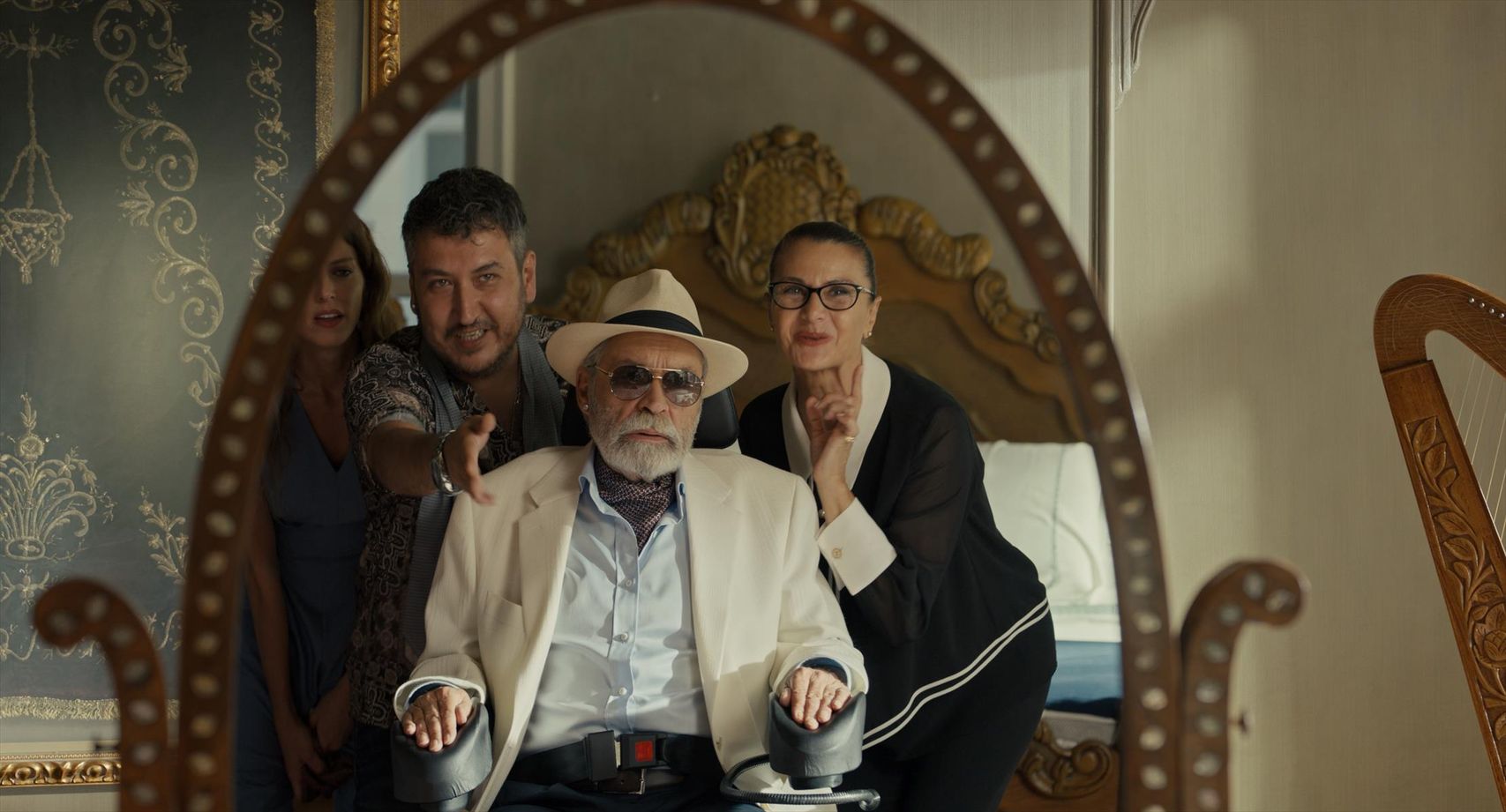 Ailece kahkaha, sinema salonları yeniden canlanıyor