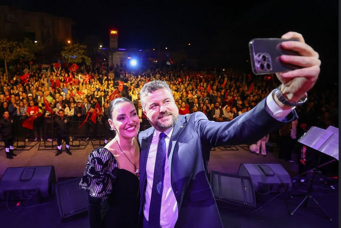 Lüks tatil, maaşlar beklerken yaşanan huzursuzluk