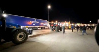 Yunan Çiftçilerinin Eylemi Sınır Kapısını Kapatıyor TÜRK-YUNAN SINIRINDA TIKNAMA Yunan