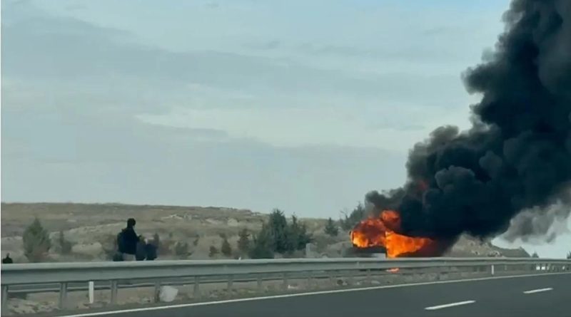 Seyir otobüsü yangınla karşılaştı, yolcular selamını aldı