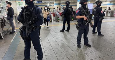 Sis bombası atıp bıçaklayan saldırgan üçlü can kavgasına dönüştürdü