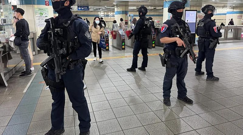 Sis bombası atıp bıçaklayan saldırgan üçlü can kavgasına dönüştürdü