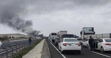 Otobüs yandı, trafik kesinti yaşandı