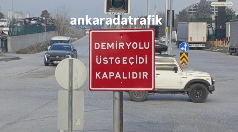 Üst geçit kapandı, trafiğe sıkışma geldi