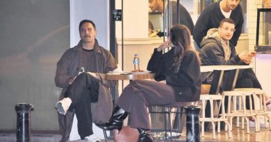 Fırat Çelik'le Samimi Sohbet: Görüntülendiklerini Fark Etseler de Sohbetlerine Devam