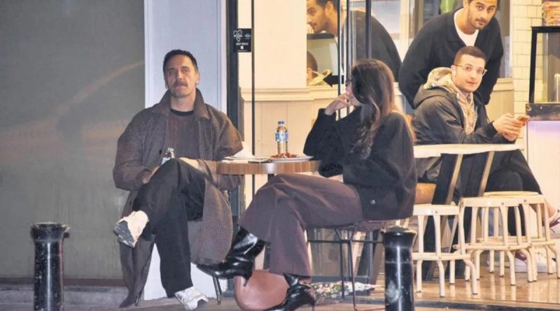 Fırat Çelik'le Samimi Sohbet: Görüntülendiklerini Fark Etseler de Sohbetlerine Devam