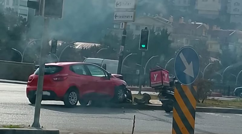 Kaza gerçekleşti, araçlar hasarlı, trafik giderme sorunları yaşandı