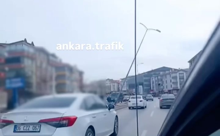 Araç direkine çarparak trafikte kaza yaşandı
