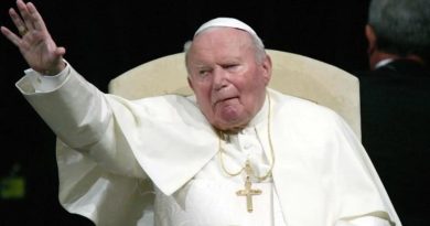 Aziz Paul heykelini çalmayı başardılar