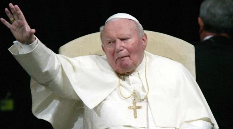 Aziz Paul heykelini çalmayı başardılar