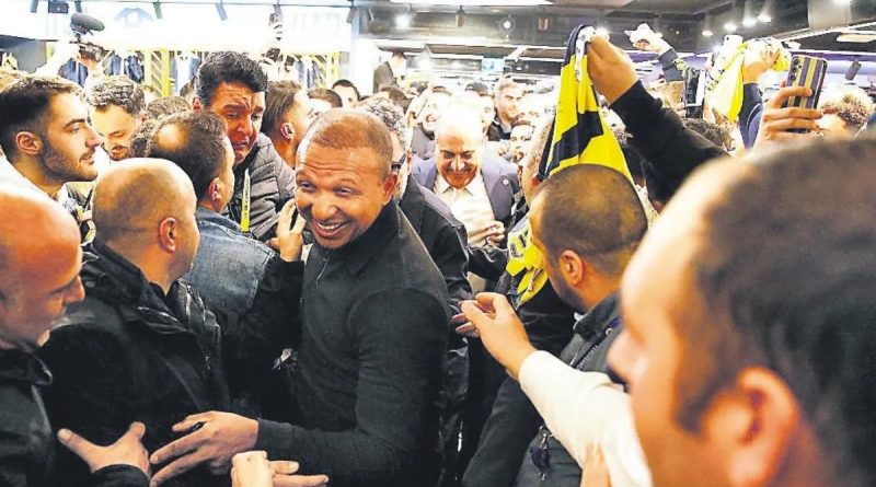 Eski Yıldızlar İzdiham Çıkardı: Fenerbahçe'nin Efsane Orta Sahası Stephan Appiah'in