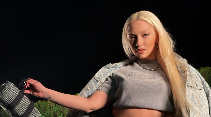 Here is the Turkish text: Başlık: Şarkıcı Ece Seçkin'in Lüks