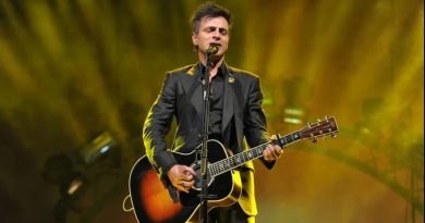 Here is the rewritten text in Turkish: Başlık: Teoman'ın Sahnesinde