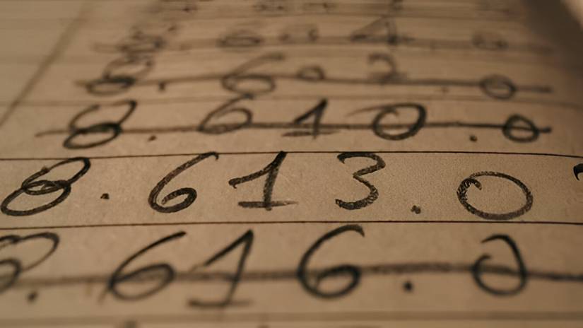 Carol Others'a dönüyor, sonra Manousos'un yanında kalmayı seçiyor