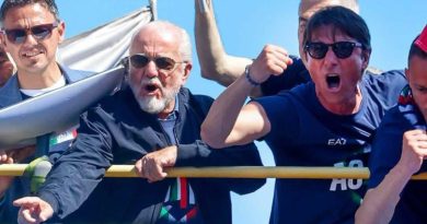 Napoli Başkanı De Laurentiis, Conte'in Başarılarını Tepkisizce Gördü