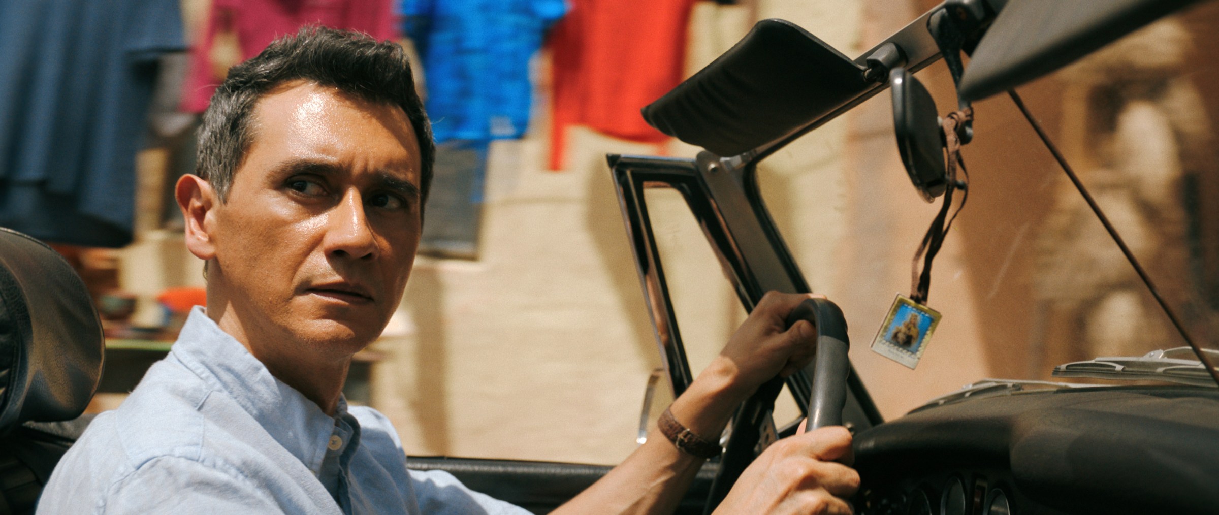 Pluribus'un son bölümünde yeni umutlar doğuyor Carol ve Manousos'un mücadelesi