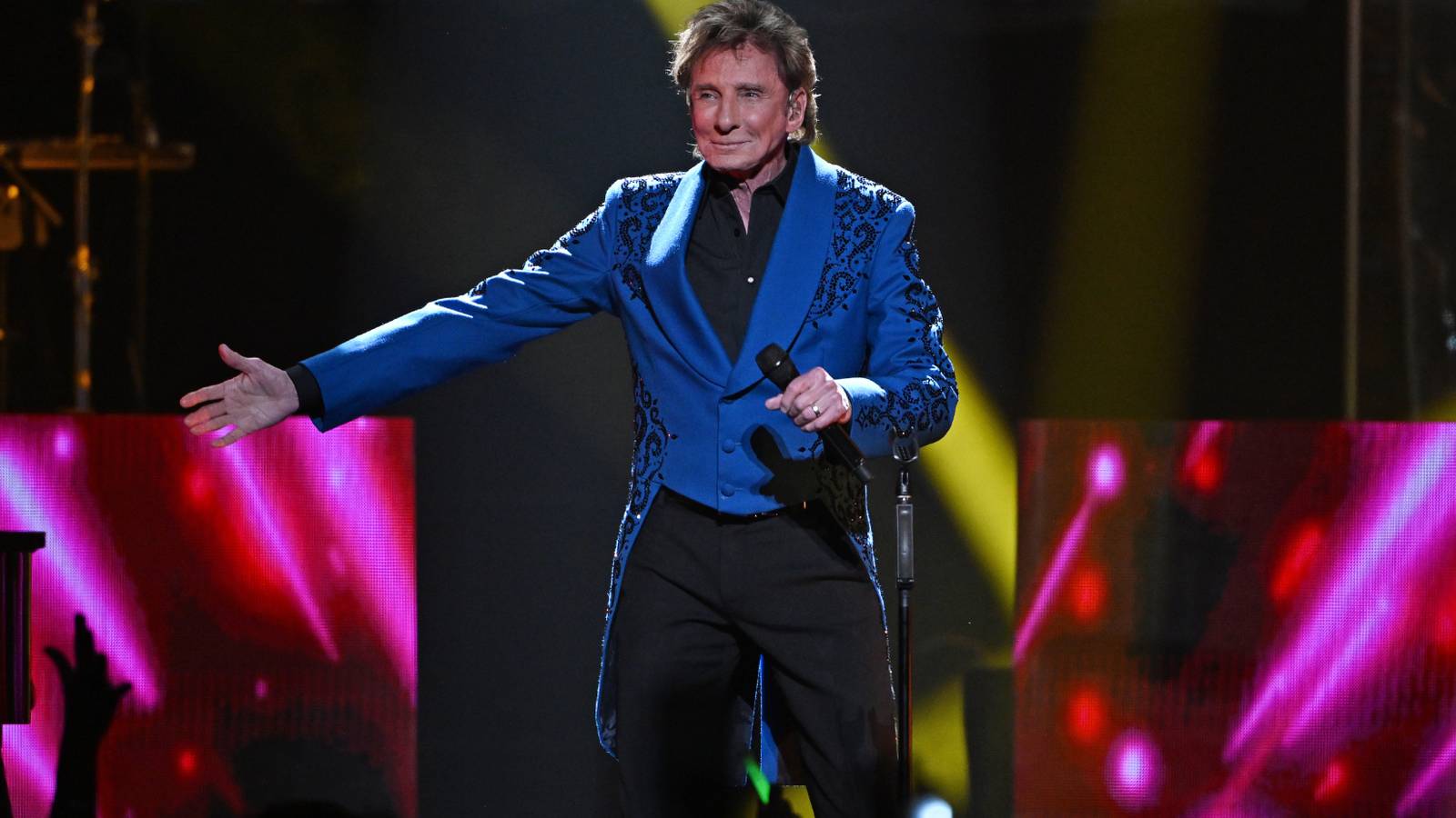 Barry Manilow kanser tanısı aldı, konserleri erteledi