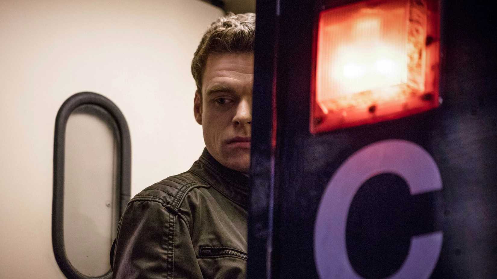 Gizem, gerilim, yakışıklılık: Yeni rolüyle dikkat çekiyor