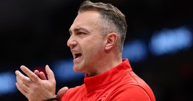 Sırp geleneğiyle saygı duruşu, basketbol ve anma bir arada