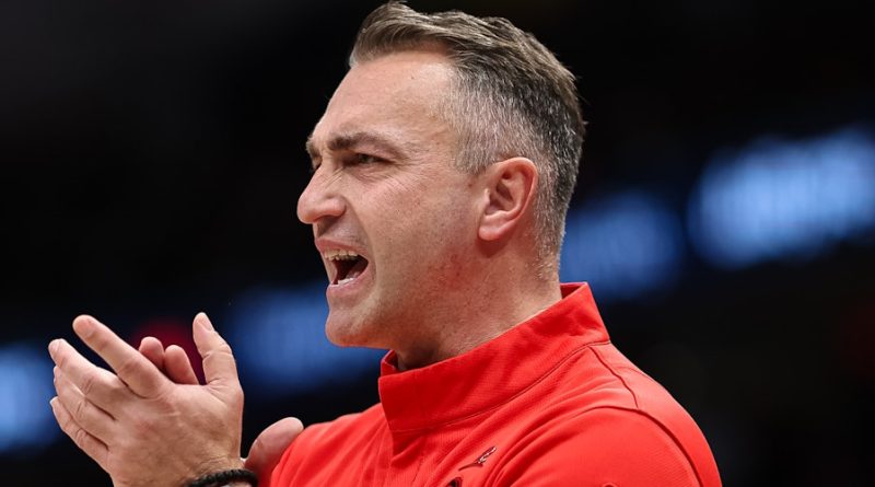 Sırp geleneğiyle saygı duruşu, basketbol ve anma bir arada