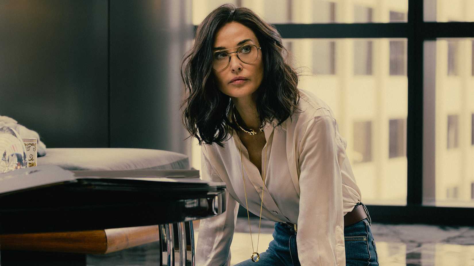 Cami Gallino'ya yaklaşırken Tommy kızmaktadır