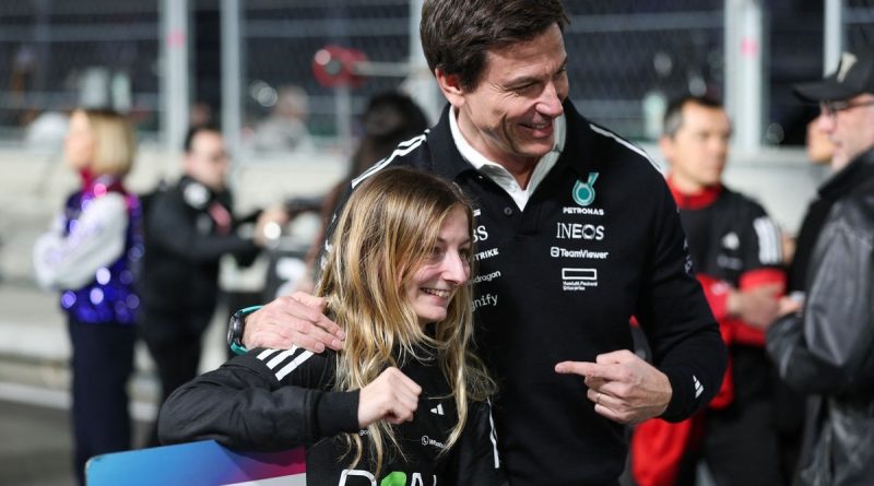 Toto Wolff, Doriane Pin'i akademide şampiyonluğunu tebrik ediyor