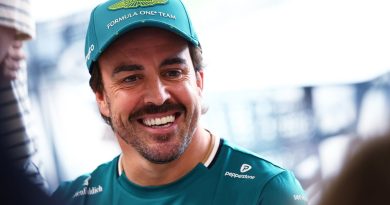 Monako'da Alonso'dan klasik otomobil keyfi, nostalji kokuyor