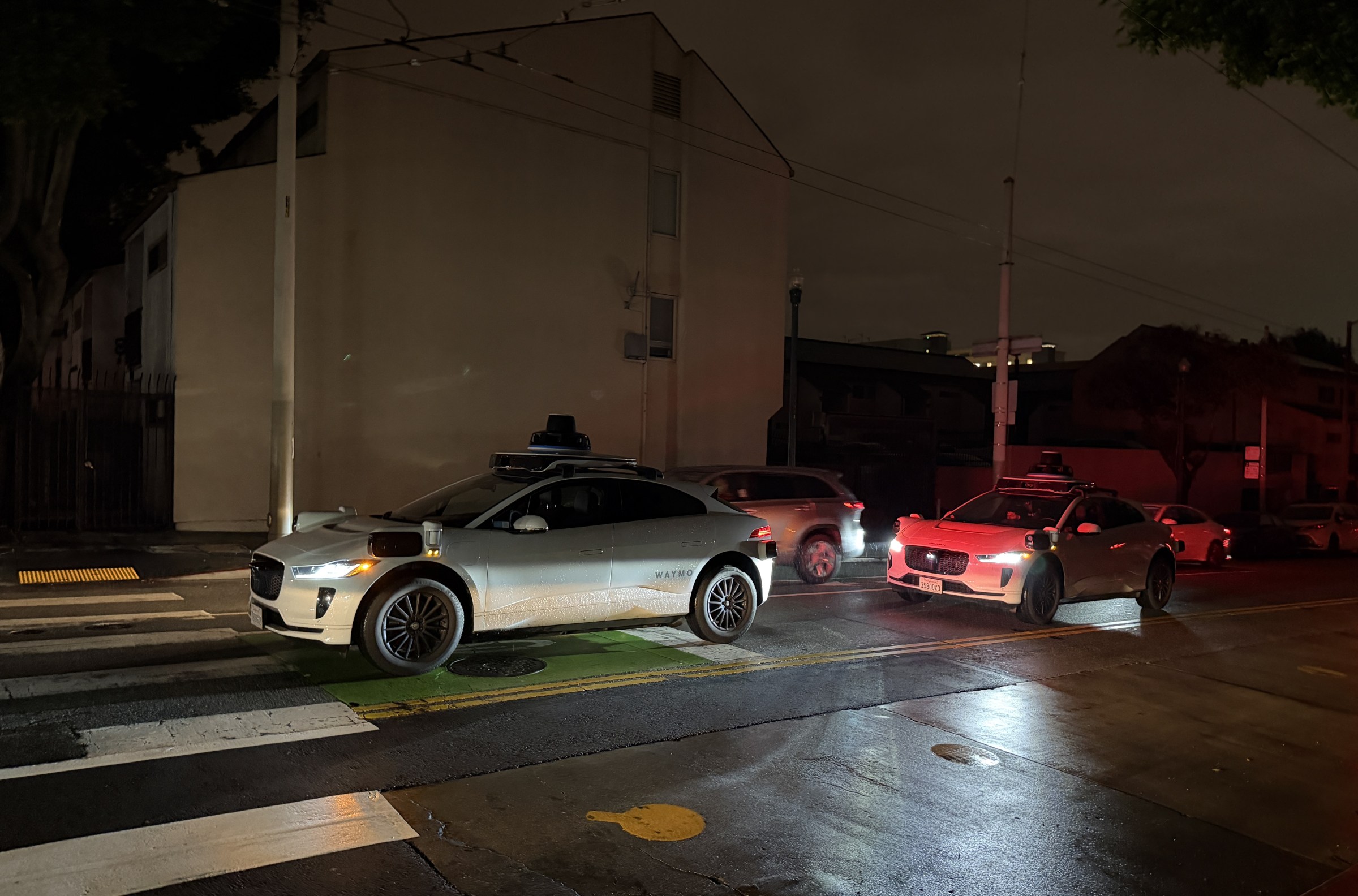 Otomatik araçlar elektrik kusuru yüzünden trafikta durdu