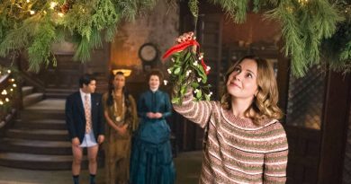 Gösterinin atmosferiyle Noelin tadını çıkarıyor