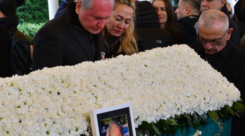 Yaşını bastırıp göğüs gerdi, ama kalbini kaybetti💔😢