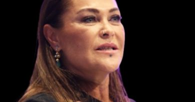 Hülya Avşar, Tarabya'da milyonlar değerinde araba kazası yaparken deniza saniye