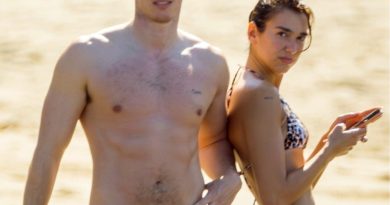 Dua Lipa ve Callum Meksika'da plajda serinlik arıyor(FALSE)