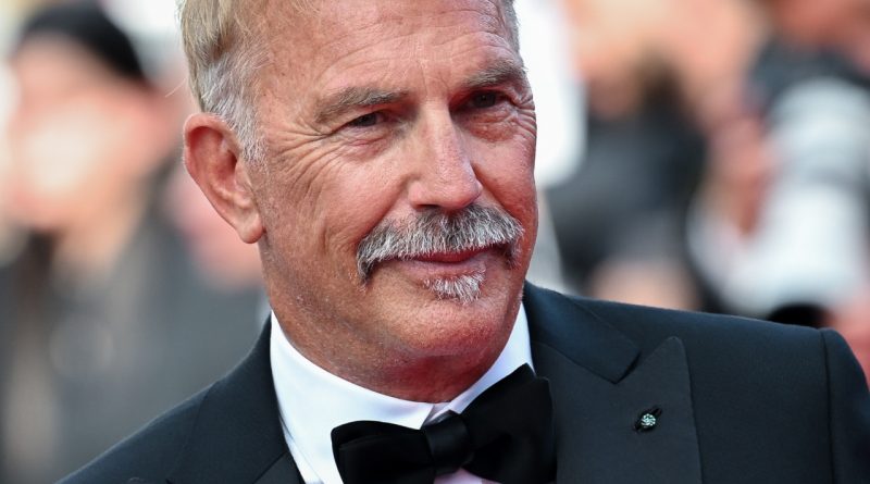 Costner kostüm şirketine para soruşturmasıyla meşgaldir