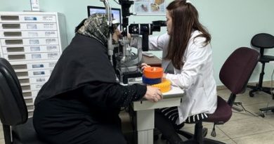 Görme yetisini geri kazanan 74 yaşlı kadın mutlu artık