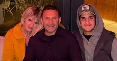 Okan Buruk, eski eşiyle oğulları ile Paris'te tatil gezintisiyor