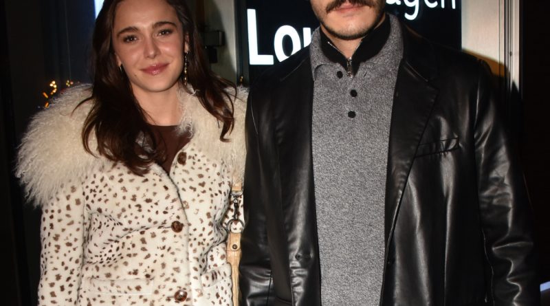 Sahne ışıkları, dostluk, müzik ve ünlü yüzler bir arada