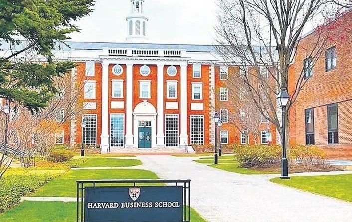 Çevremiz, aynasıdır aslında; kiminle yürürsen öyleleşirsin