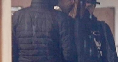 Tutku, gülüşler, alışveriş sepeti ve bir öpücük