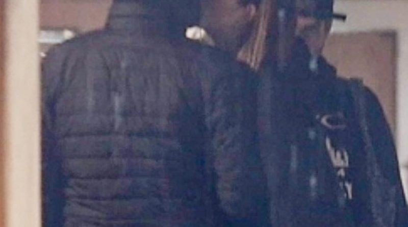 Tutku, gülüşler, alışveriş sepeti ve bir öpücük