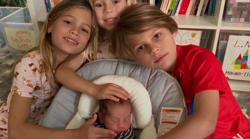 Aşk, mutluluk, dört çocuk, aile pozu