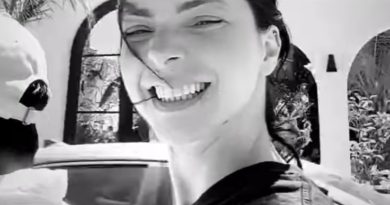 Rüzgar saçlarda, kahkaha yüzünde, özgürlük anı