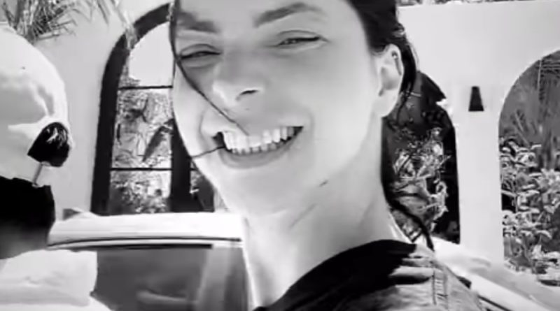 Rüzgar saçlarda, kahkaha yüzünde, özgürlük anı