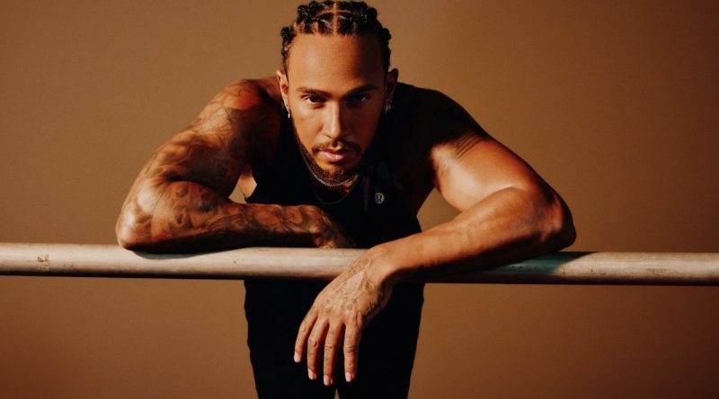 Lewis Hamilton, Monaco'da pilot elegance'siyle modayı yönlendiriyor