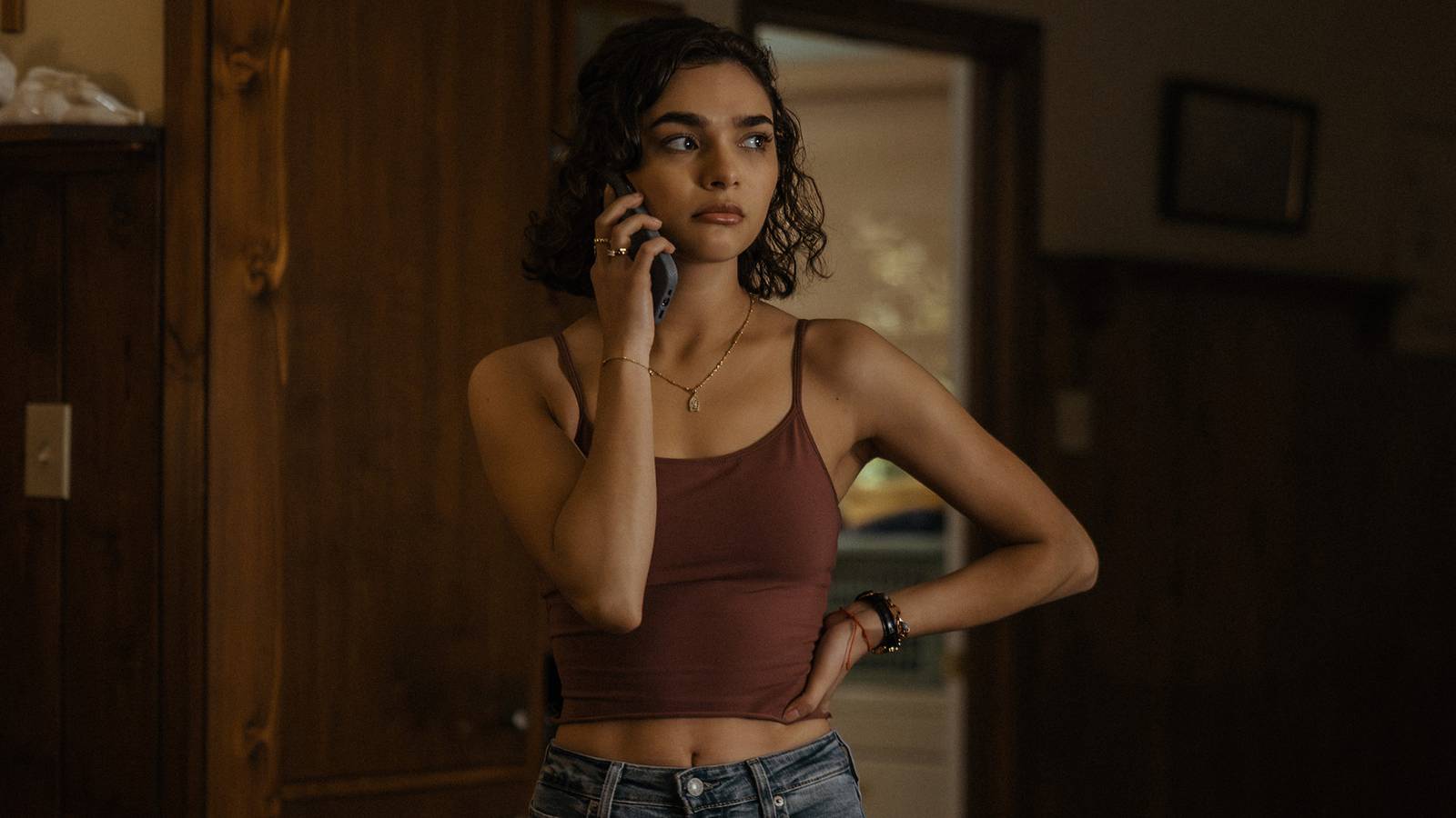 Aşk fısıltıları, karmaşık bakışlar, beklenmedik yakınlaşmalar