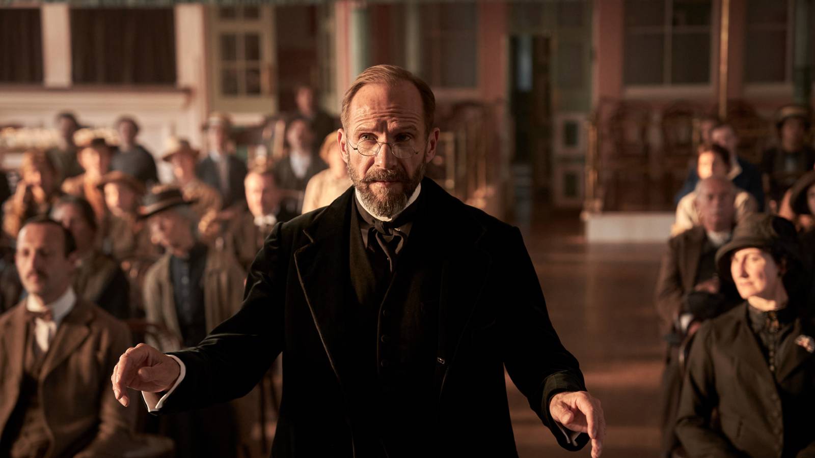 Ralph Fiennes actör yeteneğiyle ışık tuttu, hikâye anlatımı eksik kaldı