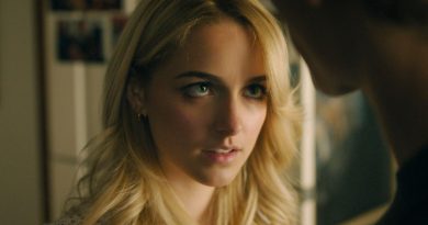 Regretting You, eleştirmenlerin küçümsemesi gerçeğiyle çatışırken, VOD'da büyük başarıya imza